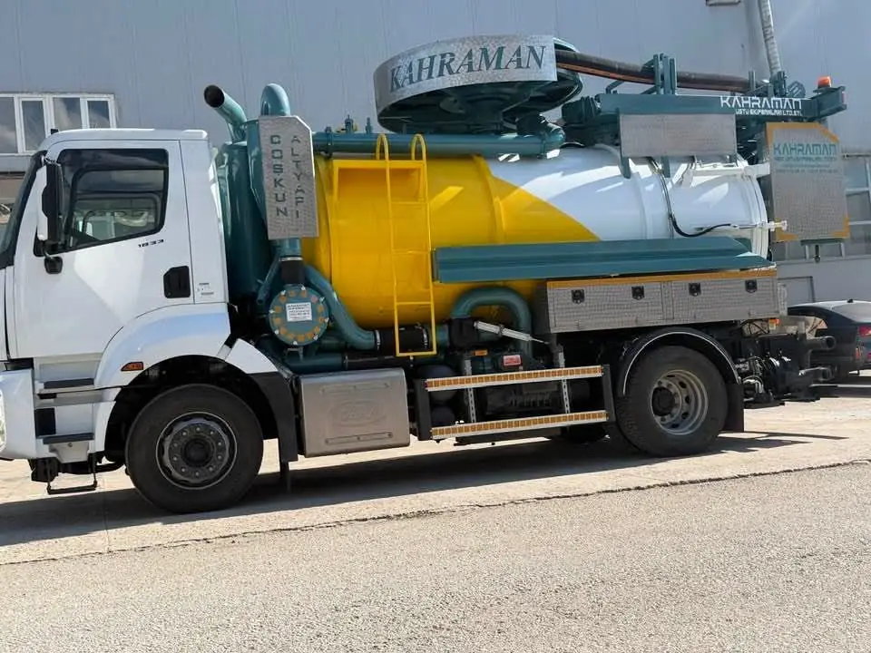 Göztepe'de gece saatlerinde acil çağrıya çıkan vidanjör aracı ve ekibi