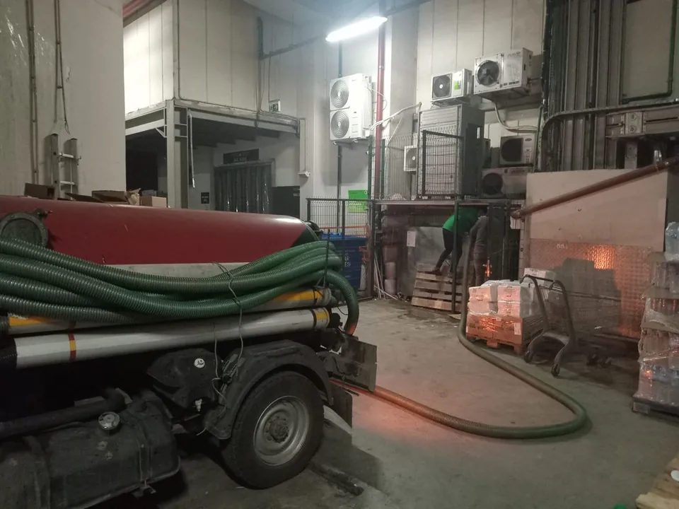 Göztepe'de vidanjör ekibi kapalı hortum sistemiyle foseptik çukuru boşaltırken
