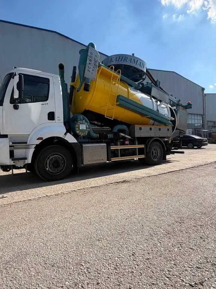 Göztepe'de yüksek tank kapasiteli kuka vidanjör aracı büyük hacimli atık çekimi yaparken