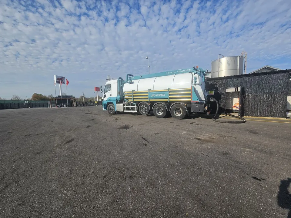 Göztepe'de basınçlı su ile otopark zemini yıkanırken