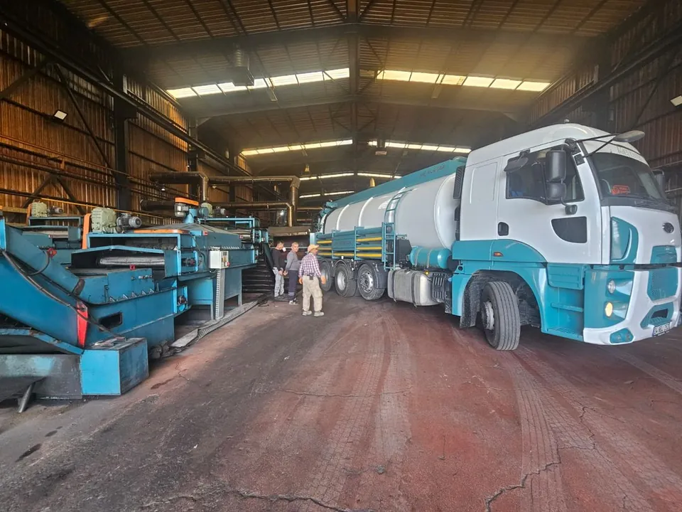 Göztepe'de sağanak sonrası otoparkta biriken yağmur suyu vidanjörle çekilirken